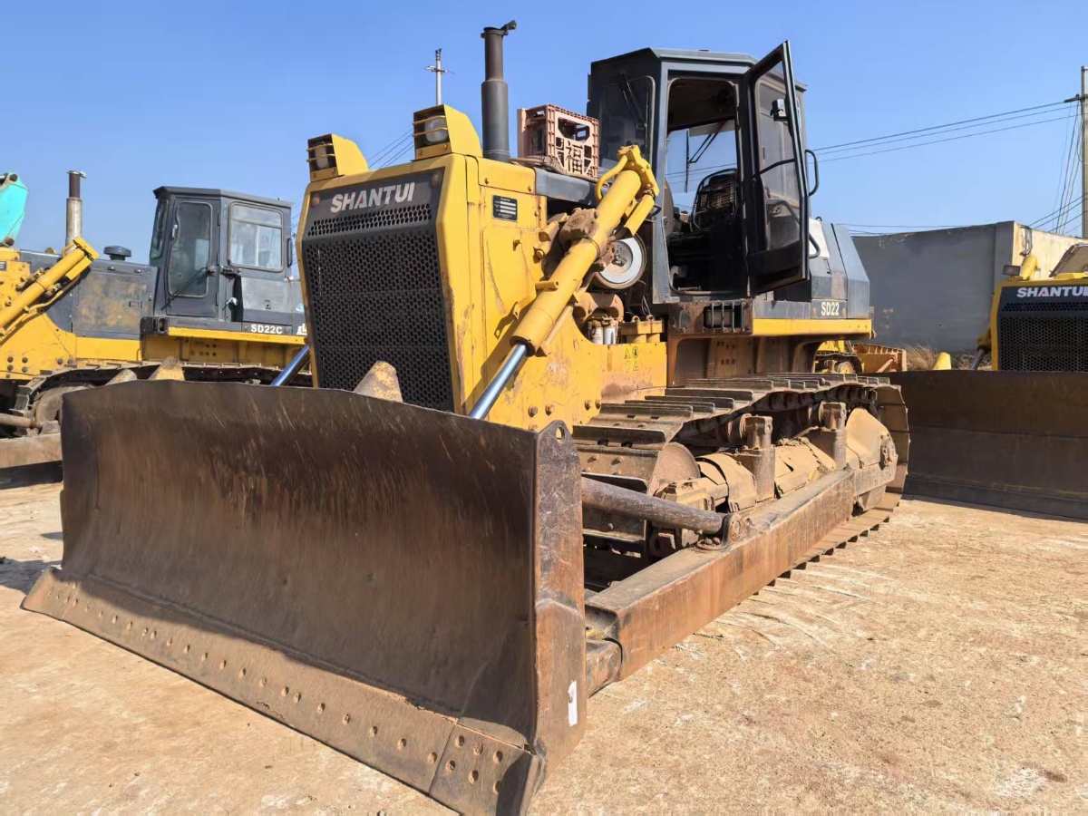 Trator de rastos usado com 10 anos com 270.0 horas.jpg Trator de rastos usado com 10 anos com 270.0 horas.jpg