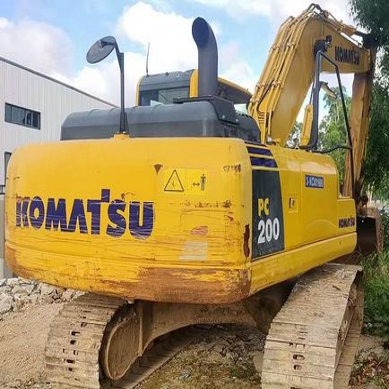Compactador Komatsu PC200-8M0 usado baseado em escavadora