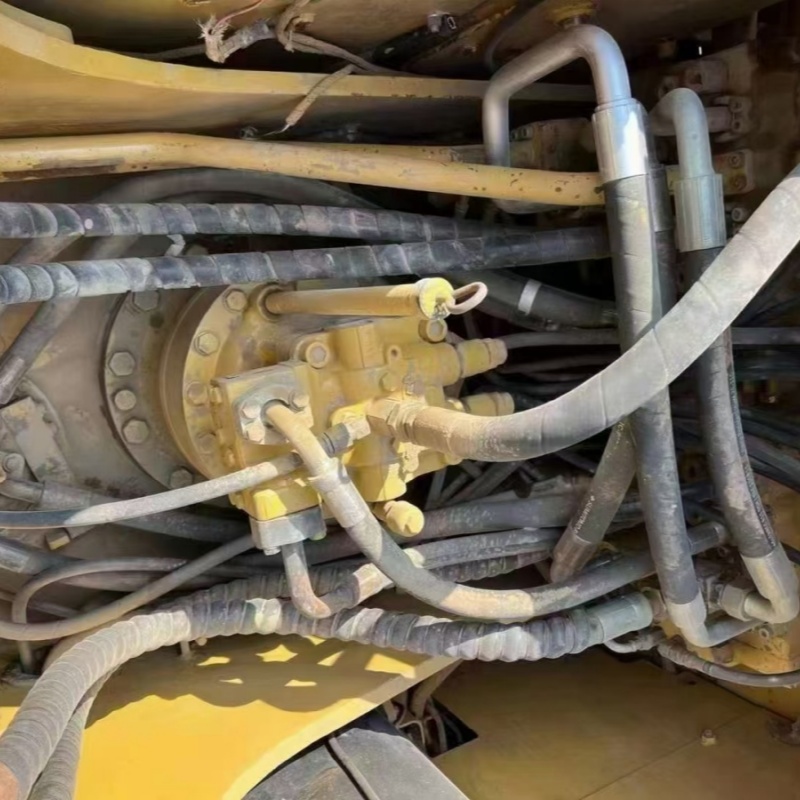 Escavadora Caterpillar Usada - Escolha de Alta Eficiência