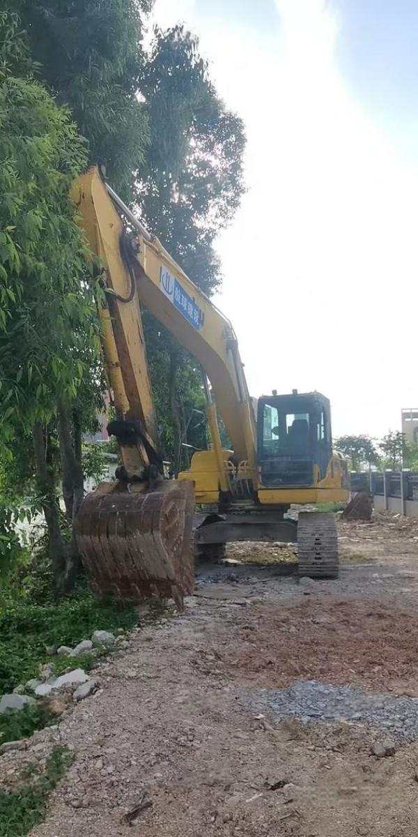 Compactador Komatsu PC200-8M0 usado baseado em escavadora