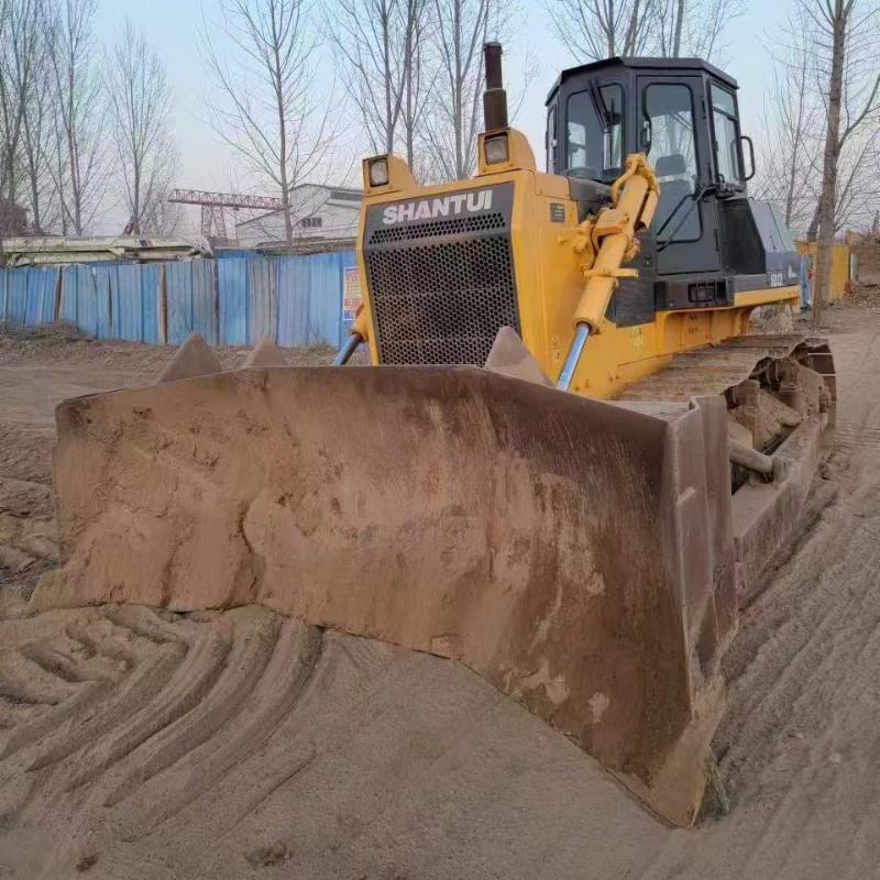 Trator de rastos com suporte local