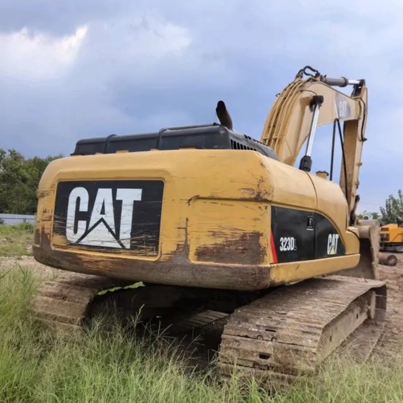 Escavadora Caterpillar 323DL – Solução de terraplenagem pronta para África