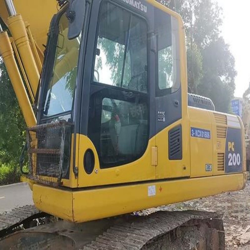 Compactador Komatsu PC200-8M0 usado baseado em escavadora