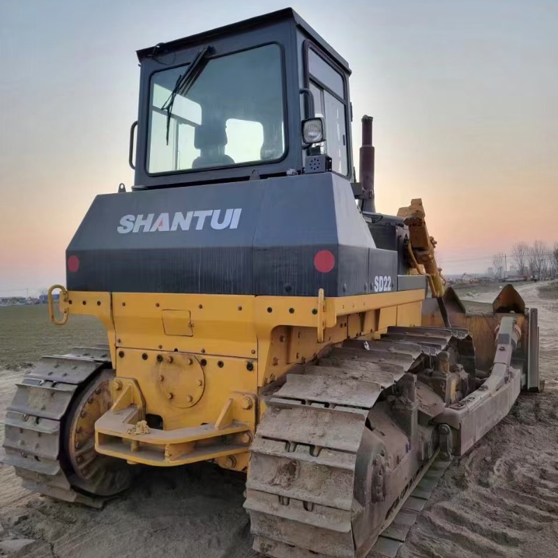 Trator de rastos com suporte local