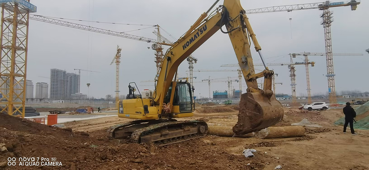 Escavadora Komatsu PC220