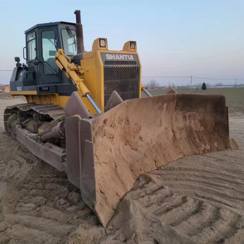 Trator de rastos com suporte local